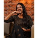 Nikhila Sankar Instagram – Karu Karu vizhigalal 💜🖤

PC: @wolf_alone27
.
.
.
.
.
.
.
.
.
.
#jyothika #sarath #pachaikilimuthucharam #karu #black #love #karuppu #trending #thalapathy🔥