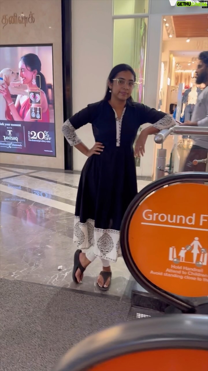 Nikhila Sankar Instagram - Summa night outs💜 . . . . VC: @kspraveen_ . . #travel #nightout #night #windowshopping #phoenix #velachery #shopping #electric #brother