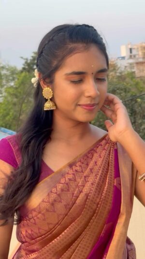 Nikhila Sankar Instagram - Meenamma🩷💜
.
.
.
.
Mua & Hairstyle : @lakshmi_stylist 
PC: @lakshmi_stylist 
#jfw #black #photoshoot #photos #awards #styling #makeupartist #makeup #hairstyle #dress #ootd

#raja #rani #love #mgr #sarojadevi #nikhila #old #retro