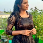 Nikhila Sankar Instagram - Colourful black! 💜🖤 . . . . Earrings : @earingloverz Costume : @designed_by_sindhu Mua & Hairstyle : @lakshmi_stylist PC: @lakshmi_stylist #jfw #black #photoshoot #photos #awards #styling #makeupartist #makeup #hairstyle #dress #ootd