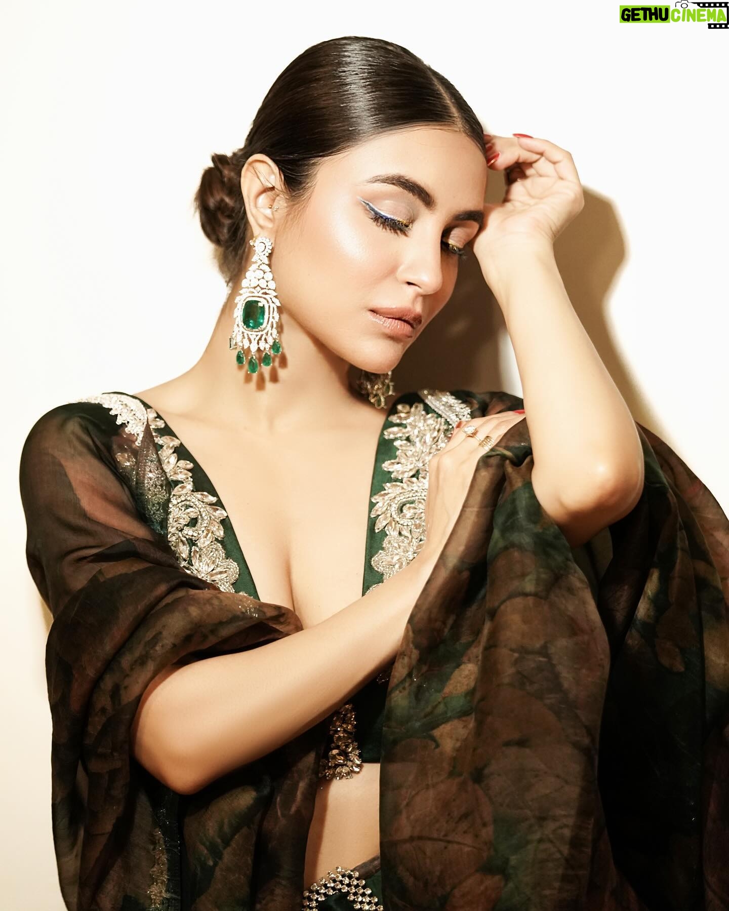 Nikkesha Rangwala Instagram - Don’t wait until you’ve reached your goal to be proud of yourself. Be proud of every single step you take to reach that goal. Outfit @suwanneebysam Photography @kapil_parmar0751 Hair @sunny_hairr Makeup @kavitaparmar_makeup_hair Jewelry @silverplazaoriginal Special thanks to my girls @remeemusic @swaness #fashiongram #indowesternstyle #indianwear #poser