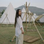 Nikkesha Rangwala Instagram – I recently found out glamping is a thing. Issa vibe 😉 

Photo @clickkaari 
Makeup @hnmbysnehal 
Location @theblue_bella 
DOP @kediasristy