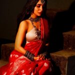 Nikkesha Rangwala Instagram – I’d rock a sari daily, if I could. 

Photography @kapil_parmar0751 
Hair @sunny_hairr 
Makeup @kavitaparmar_makeup_hair 
Accessories @silverplazaoriginal 
Sari @raw_mango 

#desilook #oxsidesedjewellery #sari #desigirl