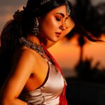 Nikkesha Rangwala Instagram – I’d rock a sari daily, if I could. 

Photography @kapil_parmar0751 
Hair @sunny_hairr 
Makeup @kavitaparmar_makeup_hair 
Accessories @silverplazaoriginal 
Sari @raw_mango 

#desilook #oxsidesedjewellery #sari #desigirl