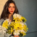 Nikkesha Rangwala Instagram – Keep your face to the sunshine and you cannot see the shadows. 

Hair and photography @azaincoutinho 
Makeup @hnmbysnehal

#beasunflower #summersun #mumbaidiaries