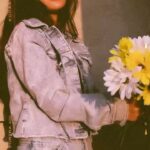 Nikkesha Rangwala Instagram – Keep your face to the sunshine and you cannot see the shadows. 

Hair and photography @azaincoutinho 
Makeup @hnmbysnehal

#beasunflower #summersun #mumbaidiaries