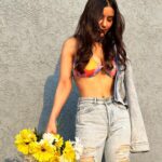 Nikkesha Rangwala Instagram – Keep your face to the sunshine and you cannot see the shadows. 

Hair and photography @azaincoutinho 
Makeup @hnmbysnehal

#beasunflower #summersun #mumbaidiaries