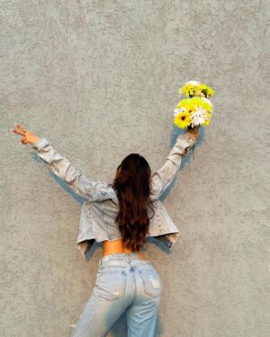 Nikkesha Rangwala Instagram - Thank you God 🌻 ☀️ 🎨 

 
Hair and shot by @azaincoutinho. 

 #summervibes #bikiniseason #magazineaesthetic #demin #sunsetlover #inmyownlane.