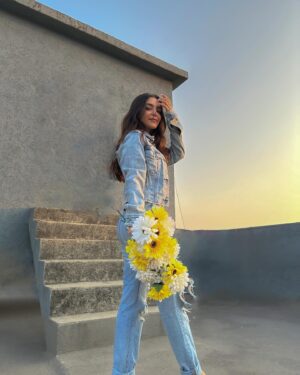 Nikkesha Rangwala Instagram - Thank you God 🌻 ☀️ 🎨 

 
Hair and shot by @azaincoutinho. 

 #summervibes #bikiniseason #magazineaesthetic #demin #sunsetlover #inmyownlane.