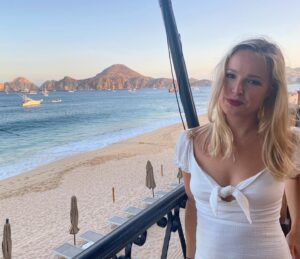 Nikki King Instagram - Nunca serás capaz de cruzar el océano hasta que pierdas de vista la costa. 🌊 ✨