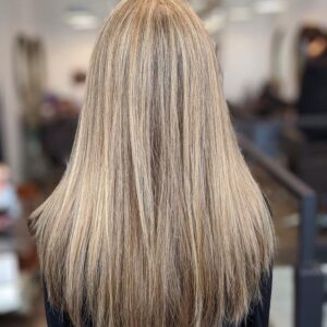 Nikki Grahame Instagram - Maybe I should just post pictures of the back of my head in order to avoid comments and criticism!🤣
In a positive however, loving my new hair!! @gustav_fouche #newhairdontcare