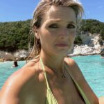 Nikki Osborne Instagram - If I had a beach date on the Bachelor it’d be curtains. (I’ve added a second image to try and salvage this situation) #paxos #comedian #beach #fyp #antipaxos