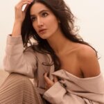 Nikohl Boosheri Instagram - 🦉✨ Last one from this series shot by the genius @jennabermanphoto. Fun fact, we were planning to only shoot in her studio that day but the forest fires had left skies such an eerie color that she suggested we go see what we can get on the beach. The end result was a total mood ✨