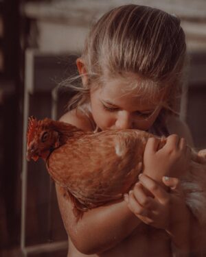 Nikol Moravcová Instagram - Přátelství jedný holky z Letný a jedný kanárský slepice 🐓🫶🏼