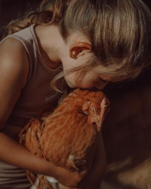Nikol Moravcová Instagram - Přátelství jedný holky z Letný a jedný kanárský slepice 🐓🫶🏼