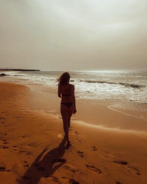 Nikol Moravcová Instagram - UNPOSTED - #Fuerteventura 🏜️
📍@casa_lapaz 

Řešíme zrovna, kam na jarní prázdniny. Karol chce samozřejmě surfovat, ale já bych radši hory. Tatry, Rakousko nebo klidně Krkonoše.

Co byste radši vy?