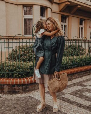 Nikol Moravcová Instagram - Tak "týden slávy" je za náma a teď už zpátky do reality. Tohle jsme totiž taky my. Holky z Letný. Trochu rozcuchaný, trochu zmačkaný. Prostě naše klasický venčení ve Stromovce. 

Focení do @slowfemme s naší milovanou @sankohrasko v sustainable outfitech české výroby @womum.concept. Takhle to dopadne, když se spojí slow fashion & fast shooting 😅Šaty jsou z udržitelnýho přírodního materiálu a jsou variabilní - pro všechny fáze mateřství 🤱🏼 Jestli vás tahle značka zaujala a chcete vědět víc, tak mrkněte na slow femme.com 🫶🏼
