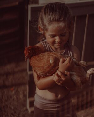 Nikol Moravcová Instagram - Přátelství jedný holky z Letný a jedný kanárský slepice 🐓🫶🏼