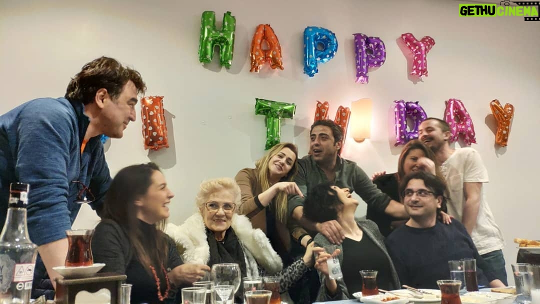 Nil Günal Instagram - @nurgunalozkor Can, kardaş, yoldaş, kanım, canım. Nice selerimiz olsun inşallah hepbirlikte🙏💖🤗 O doğdu (21.03.1978) Henüz o sıralar varlığından haberdar değilim çünkü henüz ben var olmamıştım. Ama yukardan biryerlerden seni görmüş ve seçmiş olmalıyım ablam olarak. Sana dünya gözüyle rahat edeceğin 3 yıl 8 ay bahşetmiş rabbim, sonrasını sen zaten biliyorsun, kaderin. Yani ben 😬😂😂 Seni seviyorum Orçun Kortay @nurgunalozkor 🤣🤣💖💖🎂🍰 Anacım sana da teşekkürler, katkın büyük 🤣🤣😘😘🙏💖💖