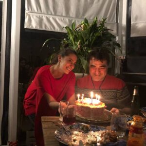 Nil Günal Instagram - 4 Aralık ne güzel birgün🙏💗 1969 dan beri 🤣 Aşkım doğmuş. Aliye annem doğurmuş, güzel annem toprağın bol olsun. Oğluşun önce rabbime sonra bana emanet @keremcakiroglu.😘 Bu yılda güzel geçti, çok spontan oldu @rominaozipekci cim iyiki aradın vallahi bizim harekete geçeceğimiz yoktu. Zekeriyaköylüler bir yana son anda aramamiza rağmen taaa uzaklardan gelen ablam ve eniştem iyiki varsınız 🙏💗 iyiki geldiniz 💗 çıstak çıstak 🤣 😘@nurgunalozkor ve @gurelozkor  ve kuzenler @fikretgunal  @ozgeegunal a... Daha uzun kalacağınız zamanlarımız olsun lütfen 🙏 Hıc konuşamadık 🤷‍♀️😁 Vee bu guzel geceyi bastan sona hazirlayan çılgın enerjili Can arkadasim dostum ortağim @begumguray a 😍😍 o olmasa olmazdı bu masa bu gece. Hersey ondan 😘😘 gece boyunca bir an bile oturmayan atom fatma @guclu.fatma iyiki varsın😍😍😍 kuzum. Ve etçi başı @cglrguray sen olmasan yine bu gece olmazdi. Ne yiycektük 😱 iyiki varsiniz canlar ... 🤗🤗😍😍 Çılgın semt halkı @medenihayvan @rominaozipekci @osmanevretolga @ali.dogancay @eyyubbelhayyam  #erenboz #canandoğançay burası sizinle güzel a dostlar, siz olmasanız bu kışlar nasıl gecer diyorum. Yakin zamanda tekrarıni bekliyorum.  Viva Kerem 💃💃💃