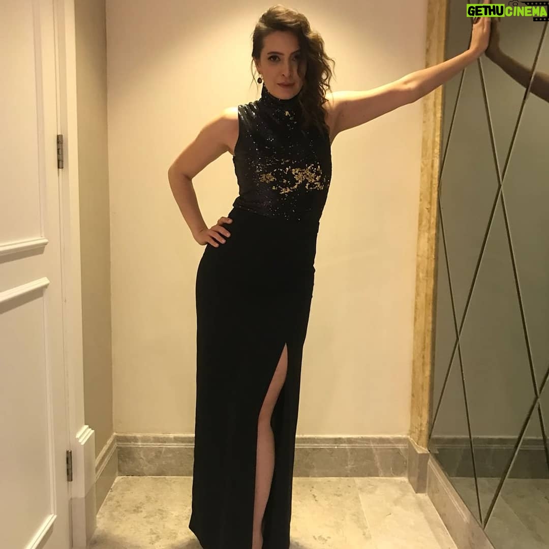 Nil Günal - 14.8K Likes - Güzel bir geceydi 🧡🙏 Saçım ve makyajım için @theroomhairdesign a @sertac_kolay ve @suzankolay a sonsuz teşekkürler 💄💅✂️😘🙏💖#gecedenkalanlar #Söz #magazingazetecileriderneği #ödültöreni #eniyiaksiyondizisi #ekip #can @damlagns canım damlam 😘🧡