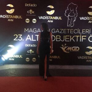 Nil Günal Instagram - Güzel bir geceydi 🧡🙏 Saçım ve makyajım için @theroomhairdesign a @sertac_kolay ve @suzankolay a sonsuz teşekkürler 💄💅✂️😘🙏💖#gecedenkalanlar #Söz #magazingazetecileriderneği #ödültöreni #eniyiaksiyondizisi #ekip #can @damlagns canım damlam 😘🧡