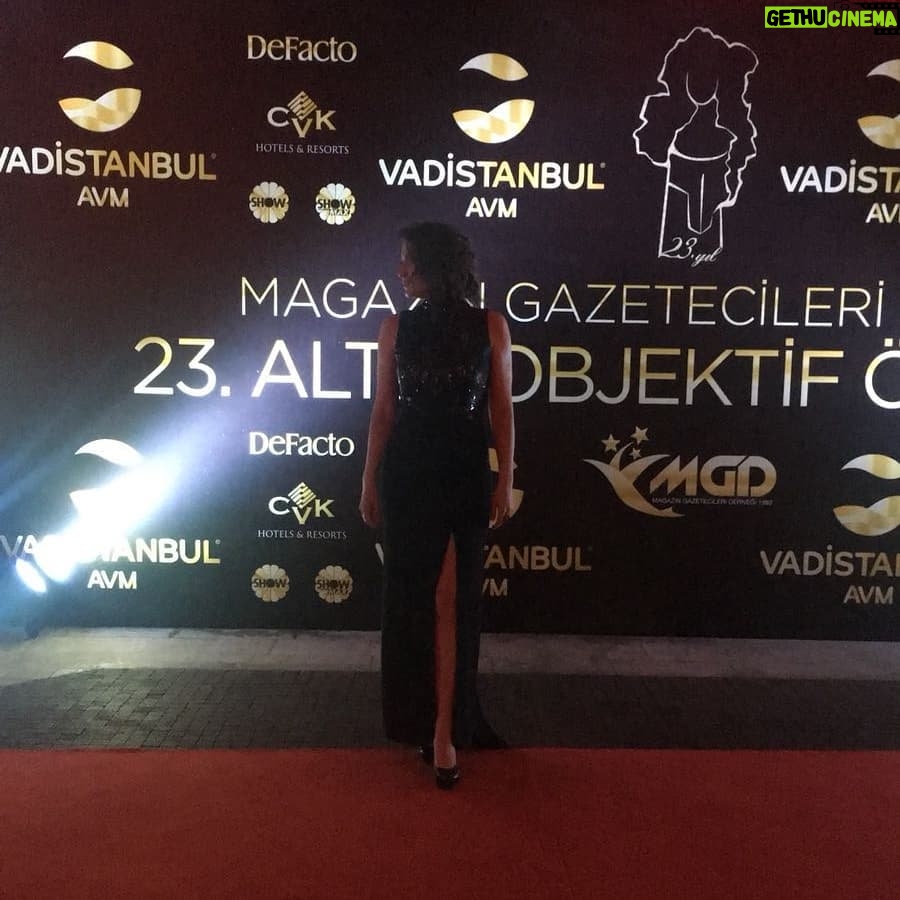 Nil Günal - 14.8K Likes - Güzel bir geceydi 🧡🙏 Saçım ve makyajım için @theroomhairdesign a @sertac_kolay ve @suzankolay a sonsuz teşekkürler 💄💅✂️😘🙏💖#gecedenkalanlar #Söz #magazingazetecileriderneği #ödültöreni #eniyiaksiyondizisi #ekip #can @damlagns canım damlam 😘🧡