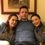 Nil Günal Instagram - Nerden ve nasıl başlayacağımı bilemiyorum. Çok korkuyorum birini unutup atlarsam diye 😬😖 Güzel ve uzun bir yoldu. Harika arkadaşlarla yürüdüm bu yolu. Çok keyif aldım, çok şey öğrendim. Hafızamda hep güzel anılar var. Birbirinden yetenekli oyuncularla oynadım. (Tabiiki tek tek saymayacağım😉 hepsi çok kıymetli) Ama Kaçmaz ailesi bir başka 🤗 Teşekkürler @nihataltinkayaofficial muhteşem bir partnerdin🙏Onu ne kadar harika olarak biliyorsanız ,10 la 100 ile çarpın 🙏🙏😊 @ilaydaildir benim kuzum (şu an bile gözum doldu onun ismini anarken) o çok başka. BAMBAŞKA 😢 O olmazsa Güler olmazdı. @ozisikethem teşekkurler ruhun icin,emeğin icin, hayalin icin. Umarim hayal ettiklerine yaklaşabilmisimdir ❤ Tims&B ailesine sonsuz teşekkurler. 💛💚 Yapimcilarımız Burak Sağyaşar ve Timur Savcıya sonsuz teşekkürler. 🙏 Fatoş hanım ve Nükhet hanima ve ekibine. EKIP ARKADAŞLARIM onlar canlar , yardimlarindan dolayi hepsine minnettarim ve asıl alkış da onlara 🙏👏👏 Yüzlerini benim de goremedigim, montaj, miksaj, dublajdaki arkadaşlarıma . @cagdassercan ❤ fragmanlar harika dostum 😊veee Hocalarım 🙏🙏🙏 #yağızalpakaydın ve @burakmujdeci sonsuz teşekkurederim, çok eglenceliydi herşey,iyiki varsiniz 🤗 ilk bölümden son bölüme kadar harikaydi 🙏 Ve SÖZ severler... Sizler...Herbiriniz. toplamindaki tüm teşekkurler asıl sizlere. Bir çoğunuz beni bu diziyle tanıdı. Yol arkadaşi oldunuz sağolun varolun. Ben elimden geldiğince her bir mesajınizi okudum. Sevginizi sonuna kadar hissettim. Bana güc oldunuz. Hakkinizı helal edin. Yeni yollarda bulusalım olur mu? 🙏💙💙💗💗🙋‍♀️