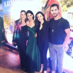 Nil Günal Instagram – Sevgi, paylaşmak, aile, bir olmak, dostluk, anlayış, özlem… ne ararsan var #balkaymak ta. Pırıl pırıl bir geceydi benim için. Ve arkadaşlarım harika oynadılar @melissayildirimer @filizah @yunusluemre 👏👏💪🎈🎉🎈🎉💗💗 Bir yanıyla naif bir yanıyla müthiş sicak ve eglenceli hikayeyi yazan ve yöneten Onur Tan harikasın. Ve Ömer Tan 👌👏 bir harikaydi 💗😊 Ceket @yaseminpekkan.official 🙏👌 çok teşekkürler ve tabiiki  @difashionbranding 👌🙏🎈🎉👗💝 harikasınız @ilaydaildir @alicanokumus
