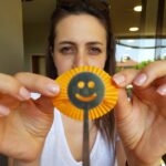 Nil Günal Instagram – Ülkemiz için, hepimiz için mutlu bayramlar 🍭🍬🍫 Sevdiklerimizle, gönlümüzce, doyasıya, neşe dolu bayramlar geçirmemiz dileğiyle… Tüm hayatımız bayramlar gibi olsun inşallah 😊🙏