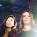 Nil Günal Instagram – Sevgi, paylaşmak, aile, bir olmak, dostluk, anlayış, özlem… ne ararsan var #balkaymak ta. Pırıl pırıl bir geceydi benim için. Ve arkadaşlarım harika oynadılar @melissayildirimer @filizah @yunusluemre 👏👏💪🎈🎉🎈🎉💗💗 Bir yanıyla naif bir yanıyla müthiş sicak ve eglenceli hikayeyi yazan ve yöneten Onur Tan harikasın. Ve Ömer Tan 👌👏 bir harikaydi 💗😊 Ceket @yaseminpekkan.official 🙏👌 çok teşekkürler ve tabiiki  @difashionbranding 👌🙏🎈🎉👗💝 harikasınız @ilaydaildir @alicanokumus