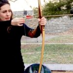 Nil Günal Instagram - Fakat iyi atarım 😜 🎯 #atıcı #okçuluk #tarihi #kale #eğlence #spor #oyunculuk #oyuncu #belgrade #travel #traveler #enjoying #archery #historical #historyofacting #actress🎬 #castle