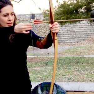 Nil Günal Instagram - Fakat iyi atarım 😜 🎯
#atıcı #okçuluk #tarihi #kale #eğlence #spor  #oyunculuk #oyuncu #belgrade #travel #traveler #enjoying #archery #historical #historyofacting #actress🎬 #castle
