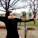 Nil Günal Instagram - Fakat iyi atarım 😜 🎯 #atıcı #okçuluk #tarihi #kale #eğlence #spor #oyunculuk #oyuncu #belgrade #travel #traveler #enjoying #archery #historical #historyofacting #actress🎬 #castle