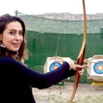 Nil Günal Instagram - Fakat iyi atarım 😜 🎯 #atıcı #okçuluk #tarihi #kale #eğlence #spor #oyunculuk #oyuncu #belgrade #travel #traveler #enjoying #archery #historical #historyofacting #actress🎬 #castle