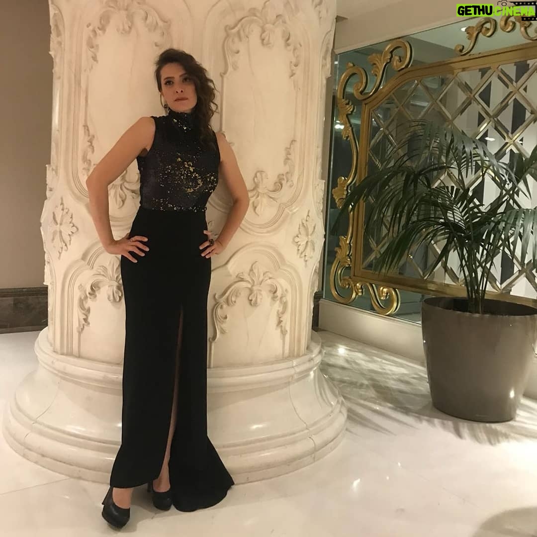 Nil Günal - 14.8K Likes - Güzel bir geceydi 🧡🙏 Saçım ve makyajım için @theroomhairdesign a @sertac_kolay ve @suzankolay a sonsuz teşekkürler 💄💅✂️😘🙏💖#gecedenkalanlar #Söz #magazingazetecileriderneği #ödültöreni #eniyiaksiyondizisi #ekip #can @damlagns canım damlam 😘🧡