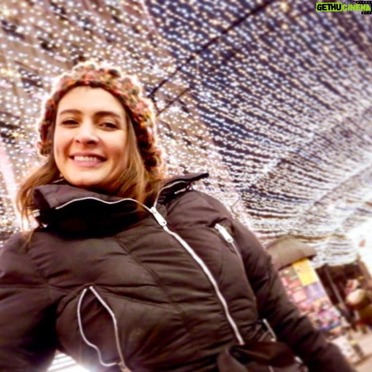 Nil Günal - 14.1K Likes - Benim bu yıldan isteklerim biraz farklı. Okuduğunuzda biz de zaten bunu istiyoruz dediğinizi duyar gibiyim 😊 Şimdi bunları hayatımıza yansıtma zamanı🙏 Denemesi zaman zaman zor şeyler olabilir ama başardığınızda sizden mutlusu olmayacak inanın❤🤗 Kalplerimize merhametin yağdığı, kalpleri kırmak yerine kazanmak için yarışacağımız bir yıl olmasını diliyorum. Sadece kendi söyleyeceklerimiz için karşımızdakinin susmasını beklemek yerine, gerçekten ne söylemek istediğini anlamaya çalışacağımız bir yıl olsun. Kalbimizle dinleyeceğimiz bir yıl. İnsanı en çok yaralayan şey dil. Bazen söylediklerimizin farkında bile olmuyoruz ama bizim için önemli olmayıp başkaları için yıkım olabilecek şeylere yol açabiliyoruz. Köprüleri yıkmadan, yakıp kül etmeden skunetle karşılayacağımız, sabırlı ve huzurlu günler diliyorum. Normalin anormale karıştığı dönemlerden geçiyoruz ve hatta benim dediğim doğrudur diyen bencil bireylere dönüşü verdik oysaki anneannelerimizin yetiştirdiği, misafirlikte ikinci çikolatayı alamayan, açken tokum diyen, sokakta yemek yemenin ayıp oduğu, yere çöp atıldığında uyaran birisi olduğunda yüzü kızaran, çimlere basmaya kıyamayan çocuklardık bizler. O çocuk hala içimizde biyerlerde. Onu bulabileceğimiz bir yıl olsun istiyorum🤗❤