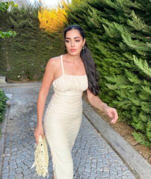 Nila Fırat Instagram - Hoş geldin Eylül ama ben hâlâ Yaz’dayım.. 🍂