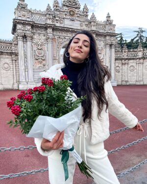 Nila Fırat Instagram - In joy or sadness flowers are our constant friends. ❤️

1, 2, 3, 4, 5, 6, 7  kaydırmalııııı 👻 #kokinaçiçeği