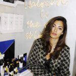 Nilam Farooq Instagram - anzeige Ich spiele gerade wieder mit dem Gedanken meine Haare zu verändern. Ist euch eigentlich aufgefallen, dass ich sie vor ein paar Monaten ziemlich radikal abgeschnitten habe? Wenn ihr mal schaut wie lang sie bei Wer Stiehlt mir die Show noch waren.. waren übrigens keine Extensions, wie viele gedacht haben. :) Zu diesem Thema, also Haare, meine Routine und Produkte bin ich diese Woche auch mit @hairrituelbysisley und @tobias_sisley_paris live gegangen. Den Stream findet ihr weiterhin auf douglas.de zum anschauen.