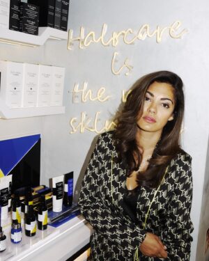 Nilam Farooq Instagram - anzeige
Ich spiele gerade wieder mit dem Gedanken meine Haare zu verändern. Ist euch eigentlich aufgefallen, dass ich sie vor ein paar Monaten ziemlich radikal abgeschnitten habe? Wenn ihr mal schaut wie lang sie bei Wer Stiehlt mir die Show noch waren.. waren übrigens keine Extensions, wie viele gedacht haben. :)

Zu diesem Thema, also Haare, meine Routine und Produkte bin ich diese Woche auch mit @hairrituelbysisley und @tobias_sisley_paris live gegangen. Den Stream findet ihr weiterhin auf douglas.de zum anschauen.