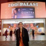 Nilam Farooq Instagram - Das ist ganz in echt wie glücklich und dankbar ich gestern war und auch einfach mit allem bin. Heute ist es soweit. CONTRA startet in den Kinos und ich hoffe ihr habt Lust auf diesen wirklich tollen Film. Ich zweifle keine Sekunde daran, dass ihr einen Kinobesuch mit euren Liebsten nicht bereuen werdet und wünsche euch dabei von Herzen viel Spaß. Umso mehr der Film am ersten Startwochenende geschaut wird, desto länger lassen ihn die Kinos im Programm. 😊🙏✨♥️