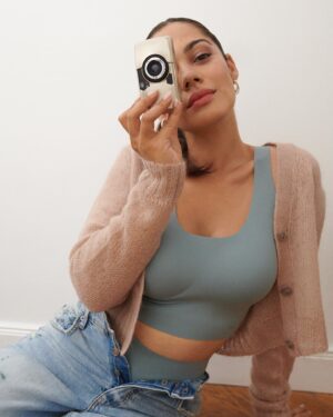 Nilam Farooq Instagram - anzeige
Das war wirklich etwas sehr Besonderes für mich. Kampagnenshooting mit @triumphlingerie zur Flex Smart Reihe.  Das ganze war sehr passend zum Motto #itspersonal und ich hab mich wirklich wohl gefuehlt. Liebe den Stoff und die Farben! Würdet ihr Unterwaesche auch im Alltag so kombiniert tragen? #flexsmart #triumphlingerie