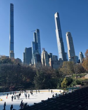 Nilam Farooq Instagram - nyc dump🗽50. International Emmy Awards, habe sogar eine Laudatio gehalten. Ereignisreiche Tage, nach sieben Jahren zurück in New York (bin damals ausgewandert), irgendwie auch sehr emotional. Heute bin ich viel glücklicher und es ist so viel Gutes passiert. Danke an @filmedienrw für die Einladung.