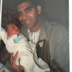 Nilam Farooq Instagram - Für Papa. du bist die letzten zwei Monate durch die Hölle gegangen und wir waren mit dir. Wir wären auch weiter mit dir durch jede Hölle gegangen und danach einmal um die Welt, so lange bis es wieder lebenswert für dich gewesen wäre. Wir müssen nicht vermuten, dass du glücklich warst, du hast es uns immer wieder gesagt. Wie sehr du Mama liebst, wie dankbar du für dieses Leben bist und wie stolz dich deine Kinder machen. Jede Woche hast du uns das gesagt. Ich weiß einfach nicht wie es gehen soll und ich vermisse dich so. Ich weiß nicht, wie ich die Tage in Zukunft schaffen soll an denen du in meiner glücklichsten Vorstellung immer dabei warst und eine Rolle gespielt hast. Ich hätte dir so gerne noch eine Freude mit ein paar Dingen in diesem Leben gemacht. Joni auch. Du weißt das und das tut am meisten weh. Wir dachten wir hätten noch oder zumindest wieder Zeit… Alles was du bist, bin ich. Ich sehe aus wie du. In jedem Leben und hätte ich noch 1000x Mal die Wahl, ich würde immer dich als meinen Papa aussuchen. Der stärkste, schlauste, respektvollste, toleranteste und dankbarste Mensch in meinem Leben, das reinste Herz und die schönste Seele - das bist du. Wenn das Wort Ehrenmann für jemanden erfunden wurde, dann für dich. Ich hoffe du bist in dem Paradies von dem du dein Leben lang geträumt und erzählt hast. Ich hoffe du bist stolz auf dich, dass du in dieser Welt bei niemandem Groll oder offene Rechnungen hinterlassen hast. Ich hoffe du passt auf Mama, Joni und mich und alle die dazugehören auf. Ich hoffe du hast deine alte Stärke zurück. Ich hoffe dein Leid hat ein Ende. Ich hoffe du hast deine Eltern und alle anderen wiedergetroffen. Ich hoffe du weißt, dass wir bis zur letzten Sekunde bei dir waren, bis zu deinem letzten Atemzug und für immer sein werden. Ich liebe dich über alles mein Papa und ich danke dir. Ich werde mich für immer fragen, wo du gerade bist und nach jedem Zeichen Ausschau halten. Du weißt nicht wie sehr es weh tut. Bis bald, mein Papa.