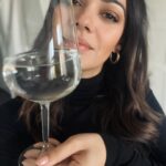 Nilam Farooq Instagram - 💦 WATER Challenge completed! Cheers. Jeden morgen den Tag als aller erstes mit mindestens 500ml Wasser starten. Mein Fazit: Tja, weniger Kopfschmerzen, weniger Unreinheiten. Aber all in all bin ich jetzt kein neuer Mensch. Schlecht wars aber auf keine Fall! Und beibehalten werd ichs auch, nur ohne semi-kreative Story jeden morgen.