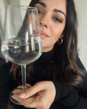 Nilam Farooq Instagram - 💦 WATER Challenge completed! Cheers. Jeden morgen den Tag als aller erstes mit mindestens 500ml Wasser starten. Mein Fazit: Tja, weniger Kopfschmerzen, weniger  Unreinheiten. Aber all in all bin ich jetzt kein neuer Mensch. Schlecht wars aber auf keine Fall! Und beibehalten werd ichs auch, nur ohne semi-kreative Story jeden morgen.