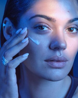 Nilam Farooq Instagram - anzeige
So eine schöne Kampagne zum neuen Blue Retinol Night Serum von @biotherm - ich freue mich das Gesicht dafür sein zu dürfen. 💙 #blueretinol