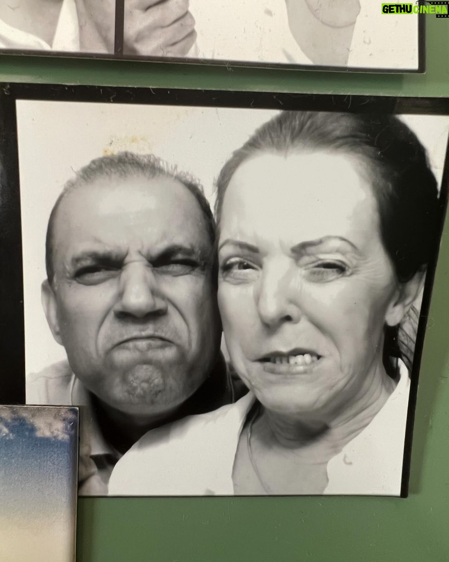 Nilam Farooq Instagram - Für Papa. du bist die letzten zwei Monate durch die Hölle gegangen und wir waren mit dir. Wir wären auch weiter mit dir durch jede Hölle gegangen und danach einmal um die Welt, so lange bis es wieder lebenswert für dich gewesen wäre. Wir müssen nicht vermuten, dass du glücklich warst, du hast es uns immer wieder gesagt. Wie sehr du Mama liebst, wie dankbar du für dieses Leben bist und wie stolz dich deine Kinder machen. Jede Woche hast du uns das gesagt. Ich weiß einfach nicht wie es gehen soll und ich vermisse dich so. Ich weiß nicht, wie ich die Tage in Zukunft schaffen soll an denen du in meiner glücklichsten Vorstellung immer dabei warst und eine Rolle gespielt hast. Ich hätte dir so gerne noch eine Freude mit ein paar Dingen in diesem Leben gemacht. Joni auch. Du weißt das und das tut am meisten weh. Wir dachten wir hätten noch oder zumindest wieder Zeit… Alles was du bist, bin ich. Ich sehe aus wie du. In jedem Leben und hätte ich noch 1000x Mal die Wahl, ich würde immer dich als meinen Papa aussuchen. Der stärkste, schlauste, respektvollste, toleranteste und dankbarste Mensch in meinem Leben, das reinste Herz und die schönste Seele - das bist du. Wenn das Wort Ehrenmann für jemanden erfunden wurde, dann für dich. Ich hoffe du bist in dem Paradies von dem du dein Leben lang geträumt und erzählt hast. Ich hoffe du bist stolz auf dich, dass du in dieser Welt bei niemandem Groll oder offene Rechnungen hinterlassen hast. Ich hoffe du passt auf Mama, Joni und mich und alle die dazugehören auf. Ich hoffe du hast deine alte Stärke zurück. Ich hoffe dein Leid hat ein Ende. Ich hoffe du hast deine Eltern und alle anderen wiedergetroffen. Ich hoffe du weißt, dass wir bis zur letzten Sekunde bei dir waren, bis zu deinem letzten Atemzug und für immer sein werden. Ich liebe dich über alles mein Papa und ich danke dir. Ich werde mich für immer fragen, wo du gerade bist und nach jedem Zeichen Ausschau halten. Du weißt nicht wie sehr es weh tut. Bis bald, mein Papa.