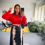 Nilam Farooq Instagram - anzeige ✌🏼… eure Quiz-Maus ist noch nicht fertig… und wenn ihr auch noch Lust habt, dann könnt ihr jetzt Tickets für meine eigene Quiz Night am Montag, 12.9 ab 19h in Berlin mit @bumble_germany gewinnen! Drinks, Burger, Musik, Spiel, Spaß und Freude. Neue Menschen kennenlernen und ’nen schönen Abend haben. Das alles zum Start der neuen Eventserie #BumbleSaveTheDate. Infos wie ihr mitmachen könnt findet ihr im neuesten Post von @bumble_germany